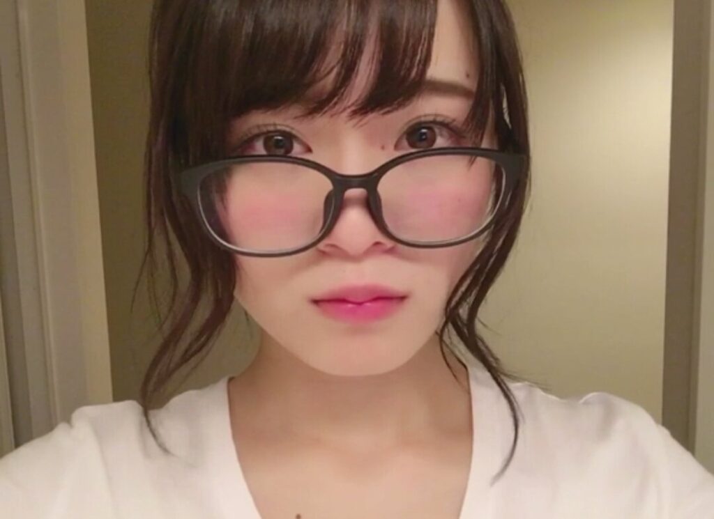 山崎怜奈のメガネ姿写真