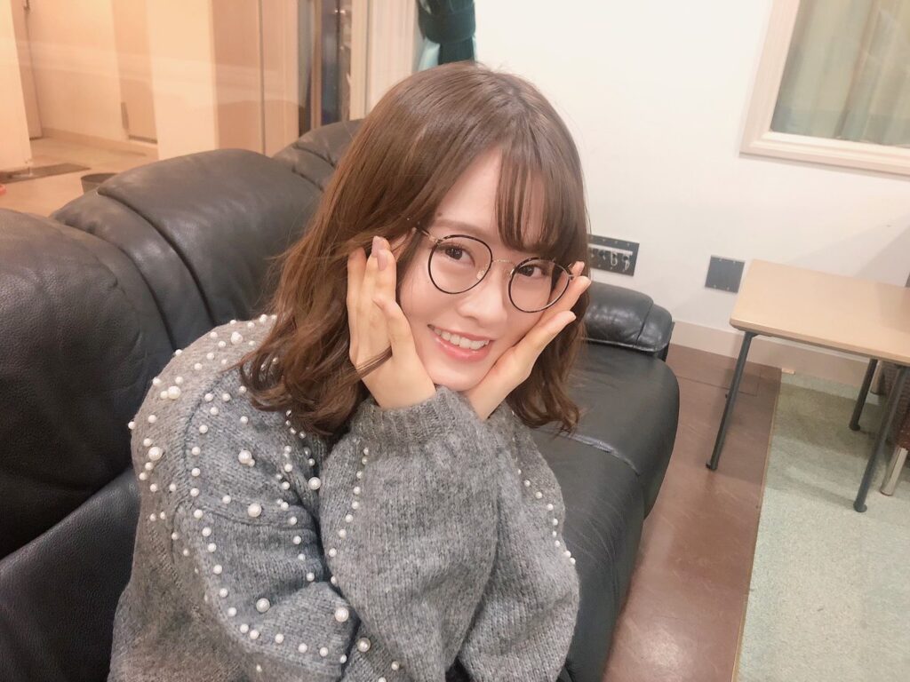 山崎怜奈のメガネ姿写真