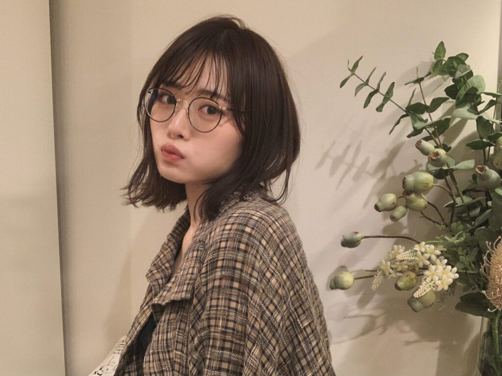 山崎怜奈のメガネ姿写真