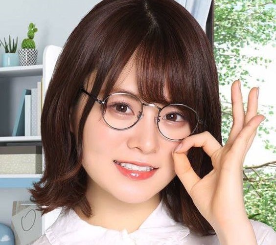 山崎怜奈のメガネ姿写真